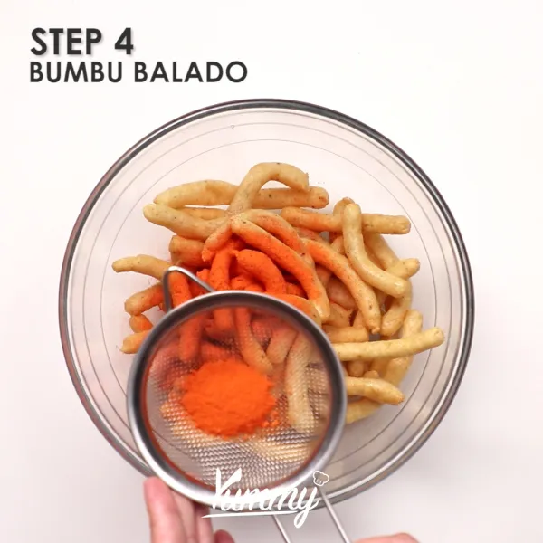 Taburkan bubuk perasa balado di atas snack tahu yang sudah dingin, aduk rata.