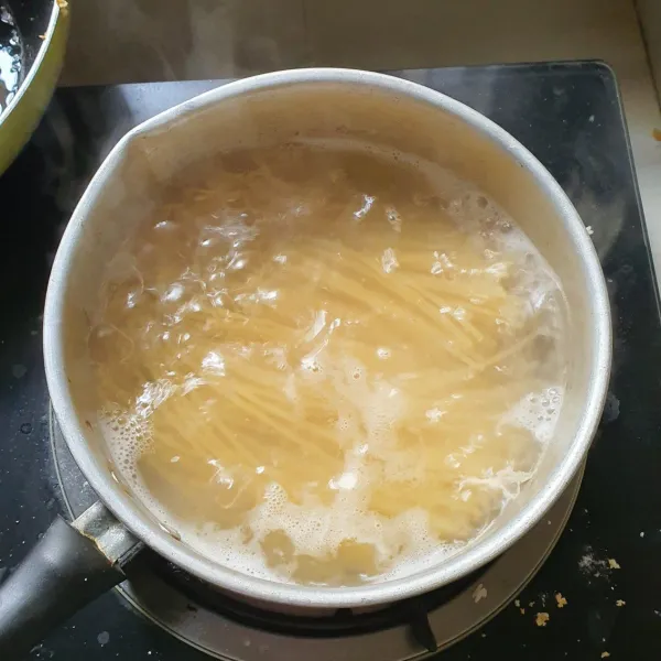 Rebus spaghetti dengan air yang di beri garam dan minyak hingga aldente. Tiriskan dan siram dengan air dingin.
