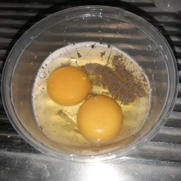 Siapkan telur. Beri bumbu seperti garam, merica dan kaldu jamur. Kocok rata. Sisihkan.