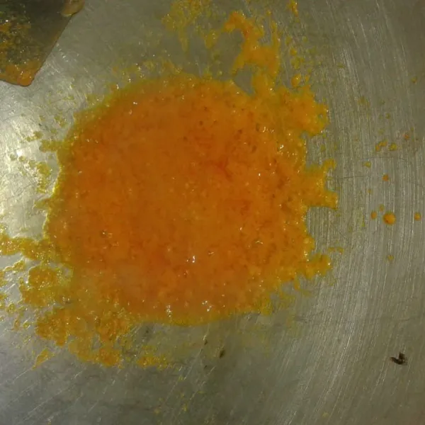 Panaskan secukupnya minyak goreng. Tumis bumbu halus sampai matang dan harum.