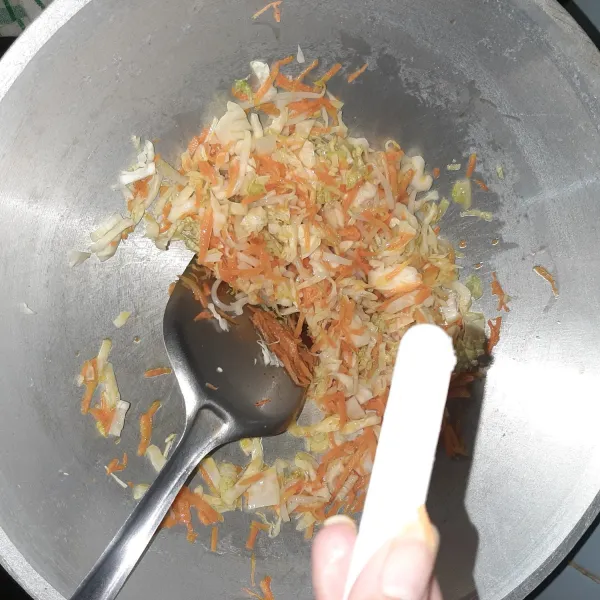 Tambahkan bumbu, aduk rata.