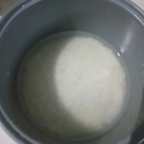 Canpurkan beras ketan dan beras biasa, cuci bersih, lalu tambahkan air seperti memasak nasi seperti biasa. Masak dengan rice cooker hingga matang.