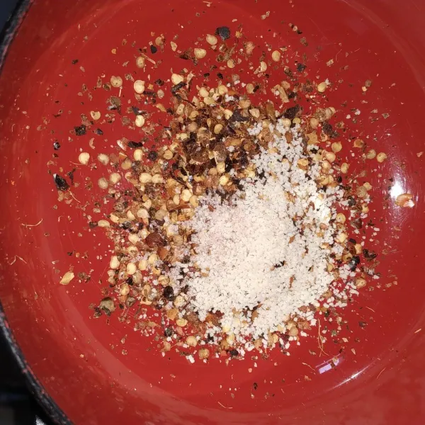 Campurkan cabe kering dengan garam dan kaldu jamur