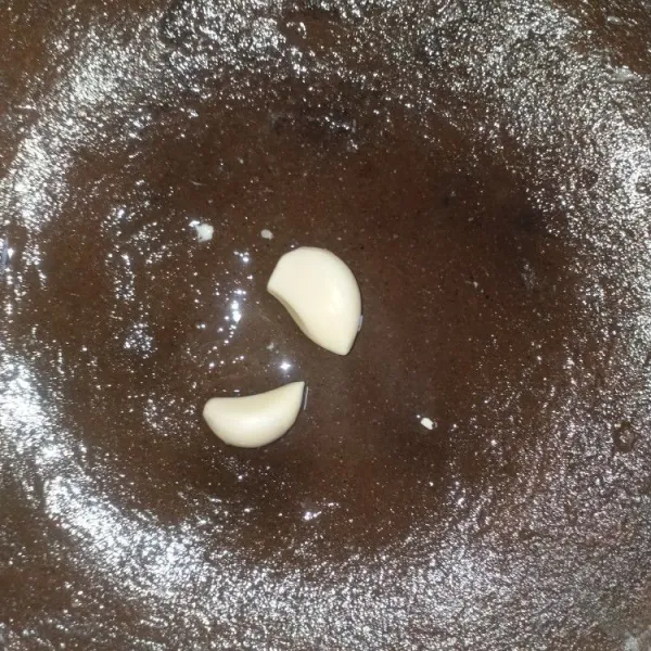Ulek bawang putih hingga halus.