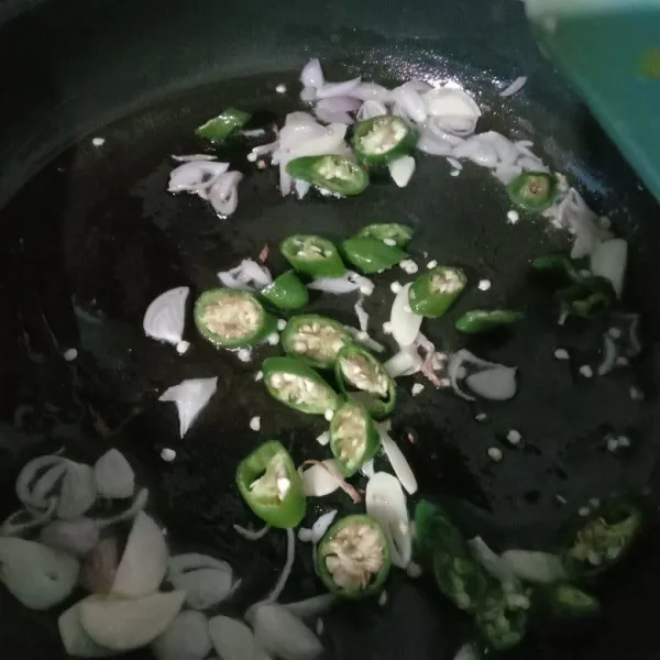Masukkan lombok ijo dan tumis hingga layu.