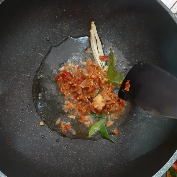 tumis bumbu halus bersama serai, daun salam, daun jeruk dan laos hingga harum.