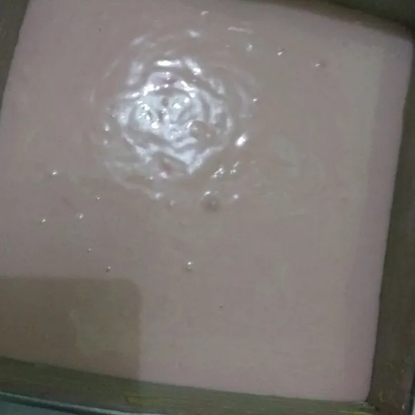 Tuang dalam loyang ukuran 24 yang sebelumnya dioles margarin tabur tepung. Panaskan kukusan sampai beruap banyak. Kukus bolu selama 30 menit .