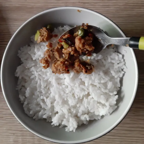 cara penyajian: tata nasi dalam mangkuk, beri tumisan oncom di sebagian permukaan dan beri irisan nori serta timun. siap disantap.