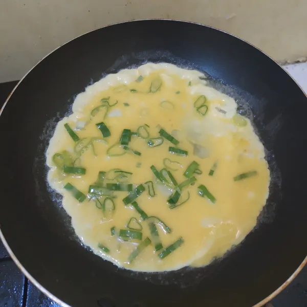 Tuang bahan A dalam teflon yang sudah dipanaskan.