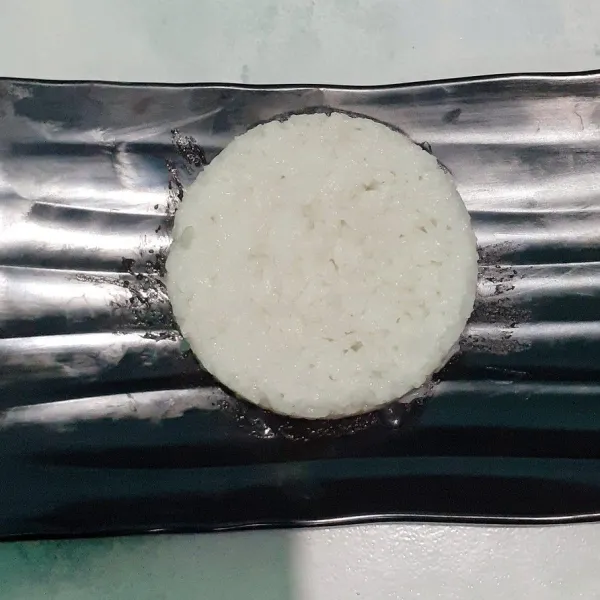 Cetak nasi menjadi bulat seukuran patty tempe (boleh dipanggang atau tidak).