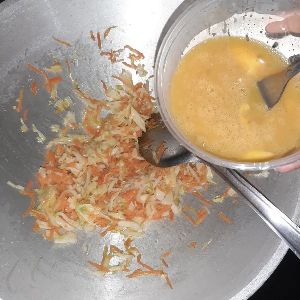 Masukkan telur. Gunakan api sedang. Aduk cepat hinga menjadi orak-arik. Sisihkan.