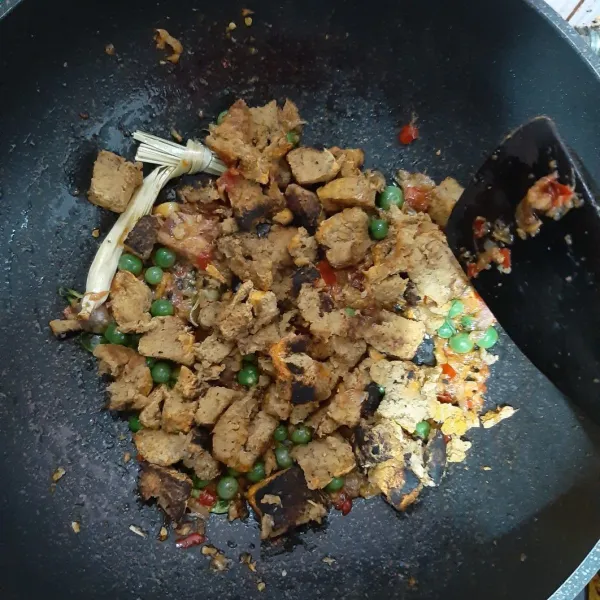 masukkan oncom dan leunca. Aduk sembari agak dihancurkan. Tambahkan air, masak hingga leunca lunak.