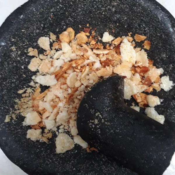 Koya : ulek bawang goreng dan kerupuk udang hingga halus.