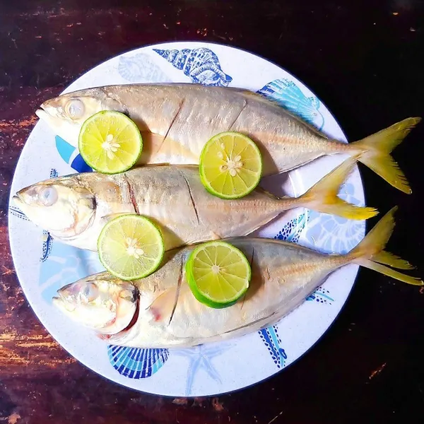 Bersihkan ikan, cuci bersih. Peras air jeruk nipis, taburi garam di kedua sisi ikan. Sisihkan terlebih dahulu.
