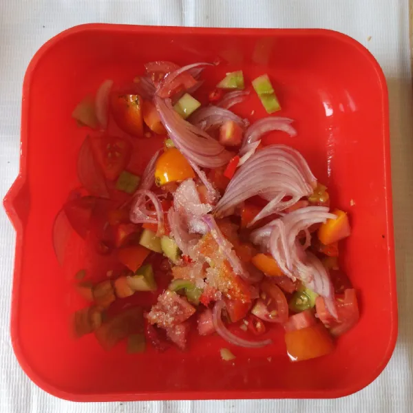 Beri gula pasir, campur jadi satu. Aduk rata, diamkan selama 5-10menit.