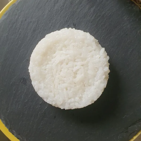 Campur semua bahan nasi burger. lalu cetak bundar.