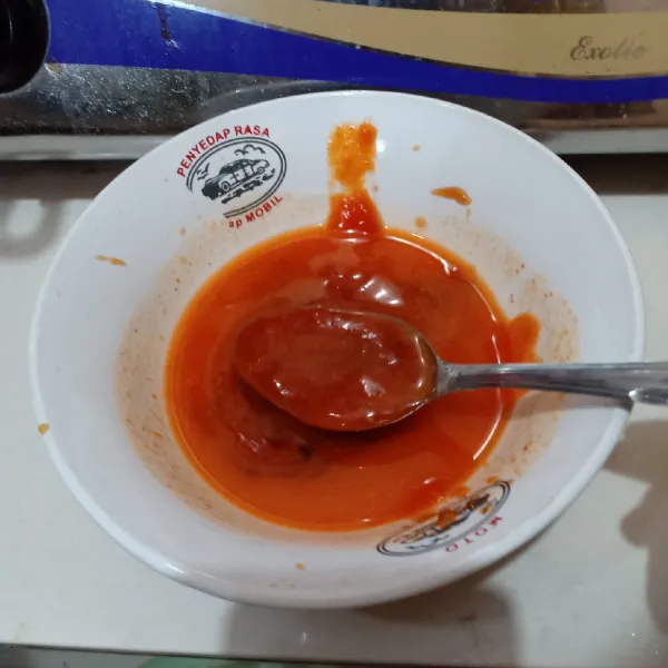 Campurkan saus tomat, saus tiram, dan saus cabai.