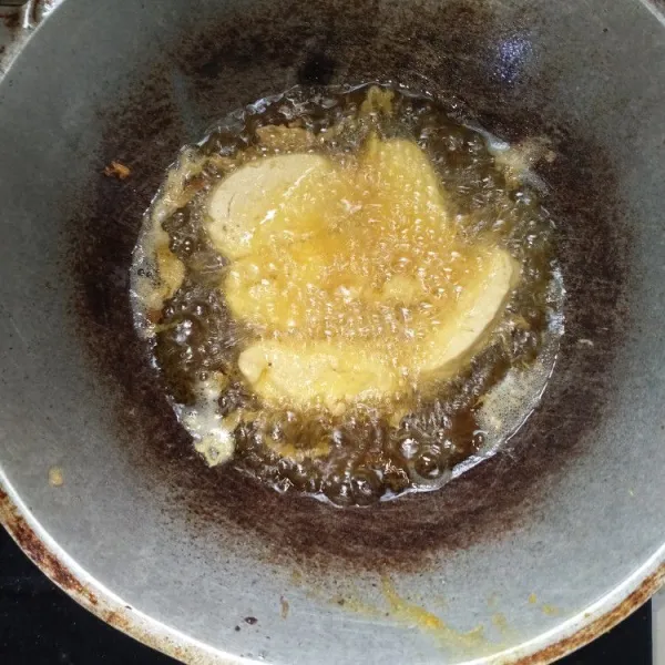 Goreng pada minyak panas, angkat lalu tiriskan.
