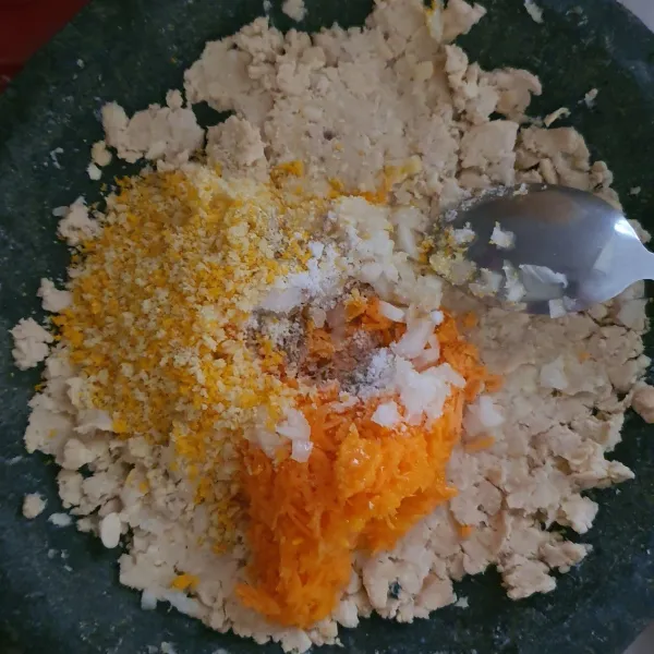 Haluskan bawang putih. Tambahkan bahan patty lainnya beserta kuning telur. Aduk hingga tercampur rata.