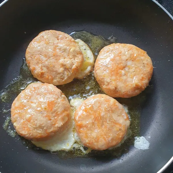 Bentuk patty berbentuk bundar, celupkan ke putih telur. Panggang dengan margarin hingga ke dua sisinya matang.