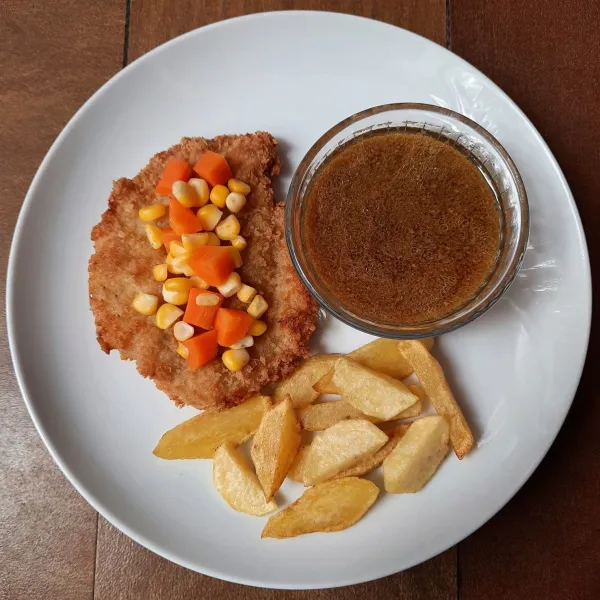 Chicken Schnitzel adalah sajian ayam yang digoreng pipih berbalut tepung roti. Biasanya disajikan bersama saus, kentang goreng dan salad. Populer di Jerman dan Austria. Kali ini saya menyajikan chicken schnitzel bersama kuah semur, rebusan sayuran dan kentang goreng.