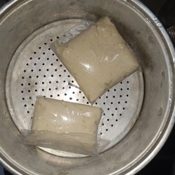 Kukus tahu 15menit lalu angkat dan tunggu dingin.