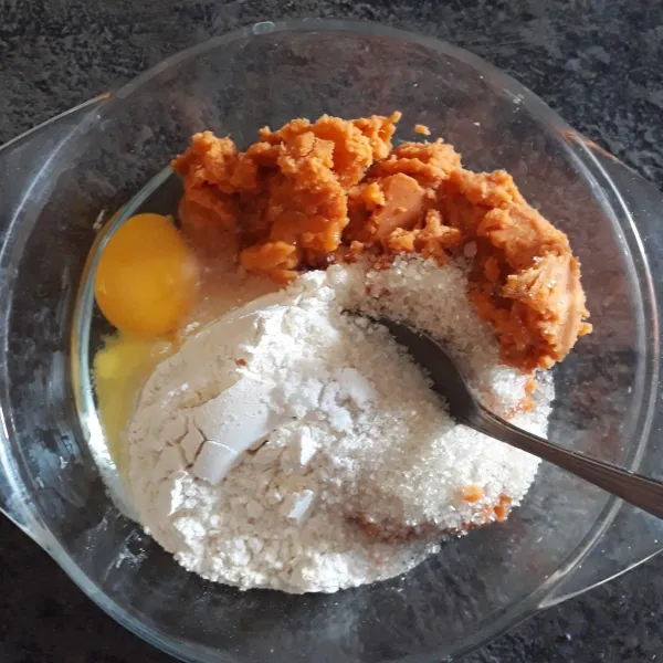 Masukkan ubi oranye, tepung terigu, gula, telur, vanili bubuk dan garam ke dalam mangkuk. Aduk hingga rata.