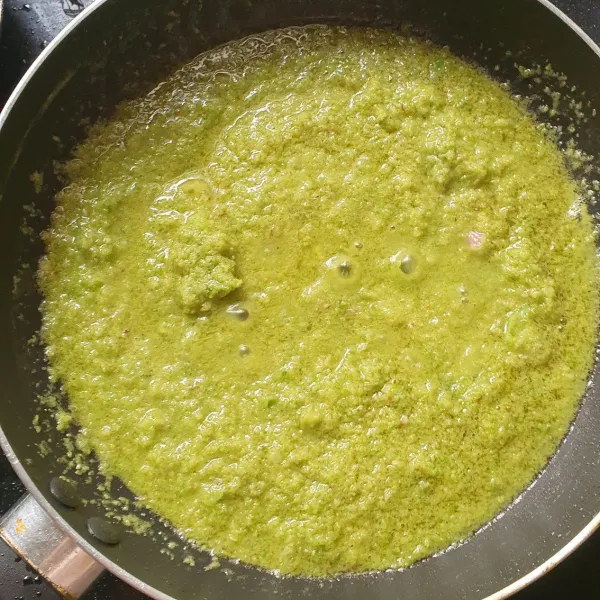 Haluskan cabe hijau dan bawang merah beserta minyak goreng dengan blender. Masak hingga cabe matang dan minyaknya muncul kepermukaan.