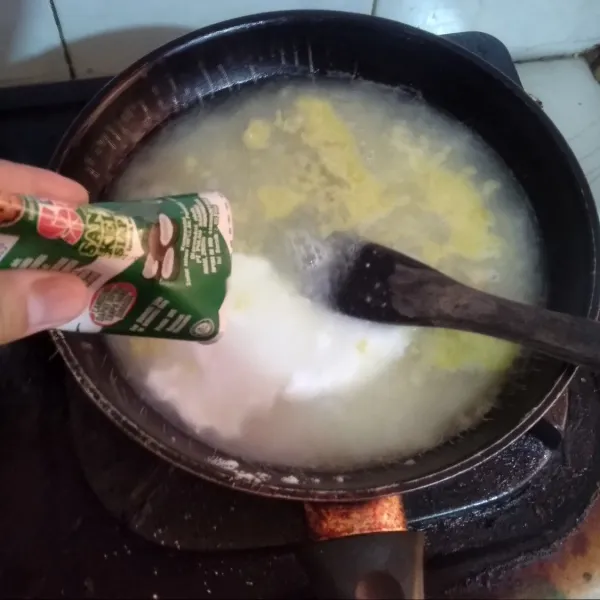 Masukkan tepung aduk cepat hingga menyatu sempurna. Lalu masukkan air dan santan instan aduk rata. Bumbui garam, gula, kaldu, lada, masak sampai mendidih dan mengental
