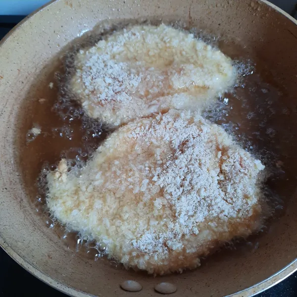 Goreng dalam minyak panas hingga matang. Angkat, tiriskan.