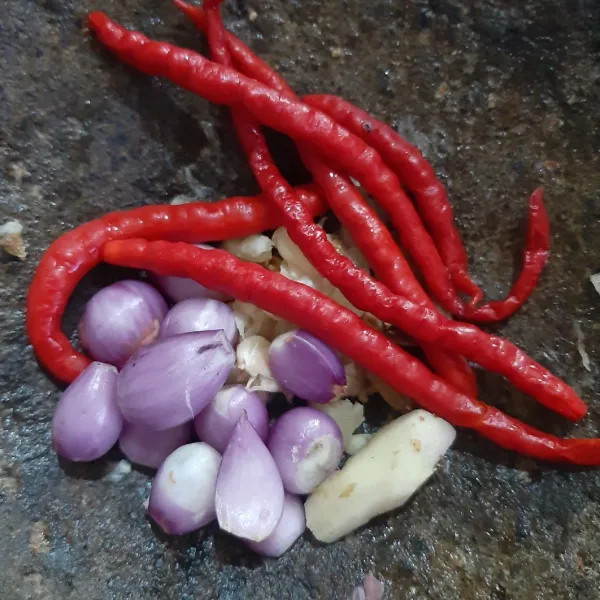 haluskan bumbu oncom.