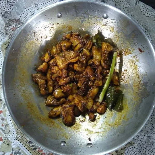 Aduk-aduk dan masak sampai air habis, bumbu tercampur rata, meresap dan mengkilap.