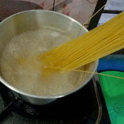 Panaskan air lalu masukkan spaghetti, tunggu sampai matang, angkat dan tiriskan.