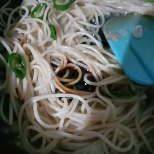 Masukkan 1 sdm kecap manis. Aduk rata. Siap disajikan.