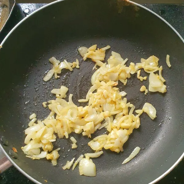 Tumis bawang putih dan bawang bombay cincang dengan margarin hingga layu.