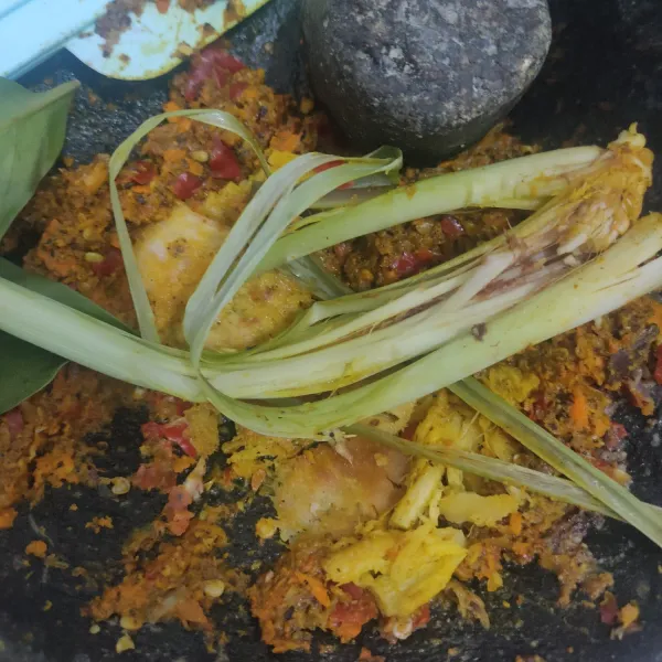 Uleg bumbu halus yang sudah dipanggang tadi. Masukkan juga bawang merah, bawang putih, cabe, daun salam, serai, jahe dan lengkuas geprek.