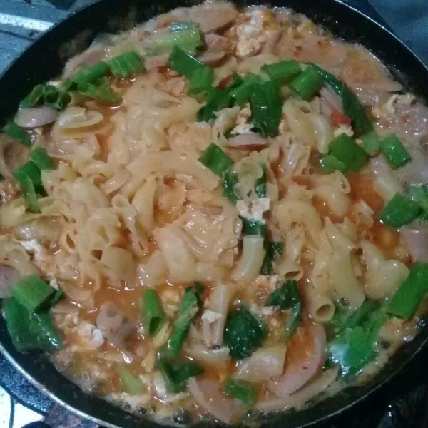 Terakhir, masukkan macaroni rebus, sawi hijau dan irisan daun bawang. Aduk rata dan masak sebentar saja. Koreksi rasa dan sajikan.
