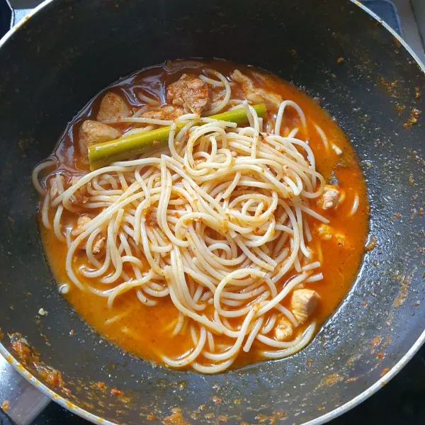 Masukkan spaghetti lalu aduk hingga rata dan bumbu meresap. Setelah mendidih, matikan api. Siap dihidangkan.