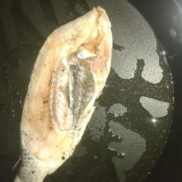 Panaskan wajan, tuang minyak zaitun. Masukkan ikan, masak selama 1 menit, kemudian balik ikan, masak selama 3 menit. Balik kembali dan masak selama 2 menit. Angkat ikan. Sisihkan dahulu.