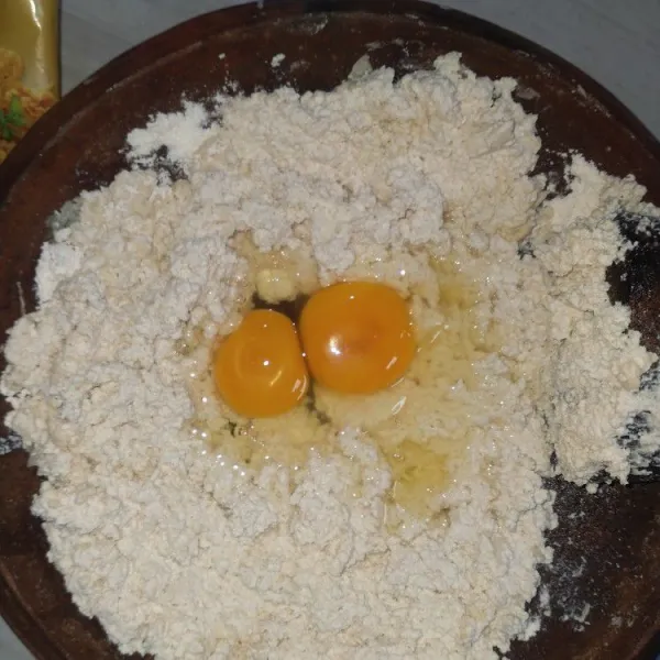 Masukkan 2 butir telur, aduk rata.