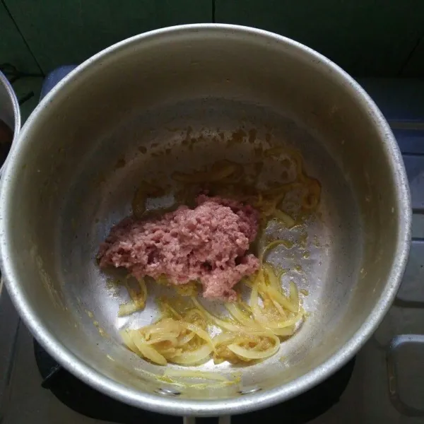 Tumis bawang bombay dan bawang putih hingga layu lalu masukkan daging giling aduk hingga matang.