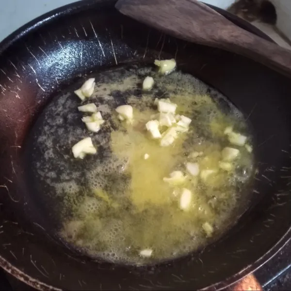 Geprek, potong kasar bawang putih lalu tumis sampai harum dengan margarin