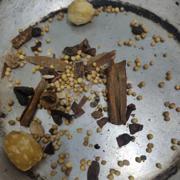 Panggang bumbu halus pada teplon kecuali cabe dan bawang sampai harum.