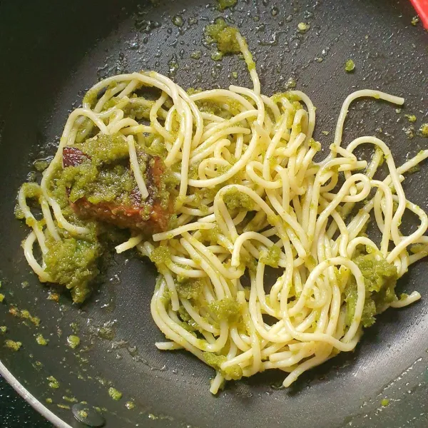 Tambahkan spaghetti. Aduk hingga tercampur rata. Hidangkan.