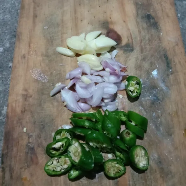 Iris bawang merah, bawang putih, dan cabe hijau.