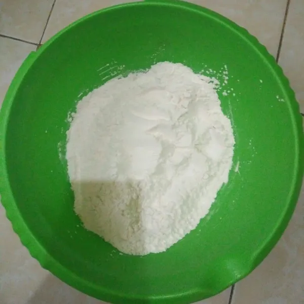 Campurkan tepung terigu dengan tepung tapioka lalu tambahkan garam aduk hingga merata.