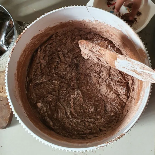 Tambahkan tepung terigu, coklat bubuk dan garam. Aduk balik hingga rata.