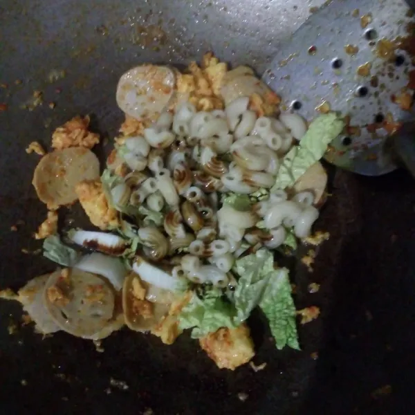 Tambahkan sayuran, makaroni dan kecap. Masak smabil diaduk.