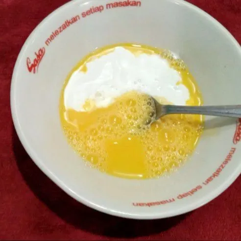 Campurkan telur dengan susu, aduk merata.