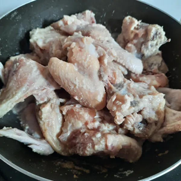 Membuat semur: tumis bumbu halus hingga harum. Masukkan tulang ayam (sayap, ceker dan tulang sisa fillet daging yang digunakan untuk membuat chicken schnitzel). Masak hingga berubah warna.